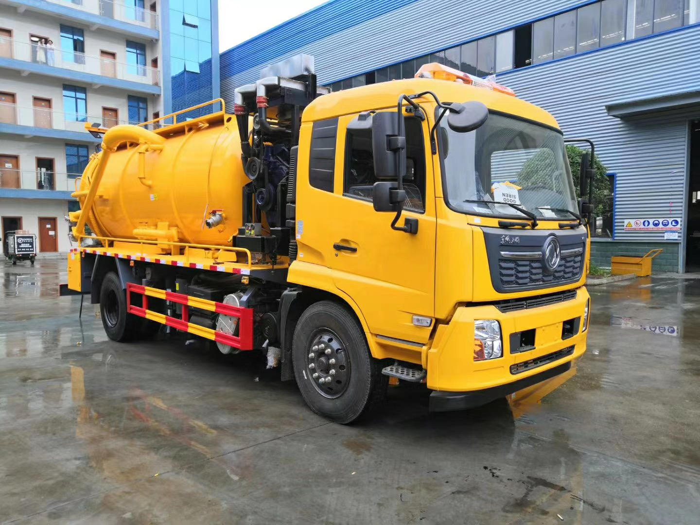 助力農(nóng)村生活污水治理 吸污車(chē)交接