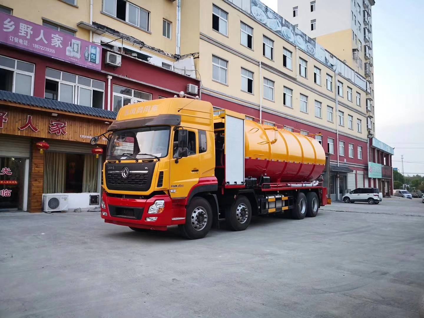 東風(fēng)天龍前四后八35方大型高壓清洗吸污車(chē)