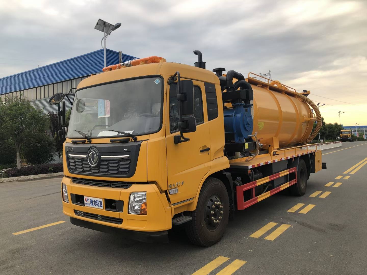 東風(fēng)天錦15方高壓清洗吸污車(chē)