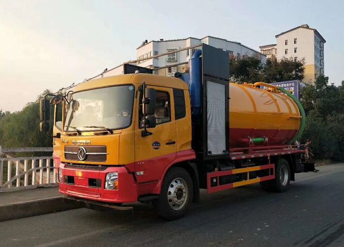 強(qiáng)力羅茨泵東風(fēng)天龍吸污車超高吸程測試