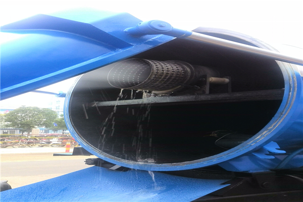 吸污車發(fā)動機長期積滿污垢，可不可以用水沖洗？  　