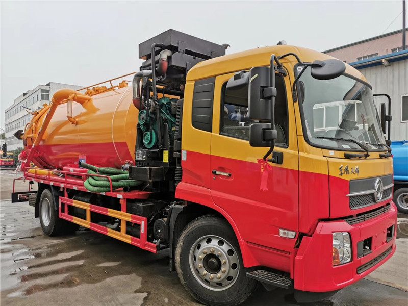 東風(fēng)天錦吸污車吸污泵采用山東2BE-204水循環(huán)真空泵，精密度高，吸力大