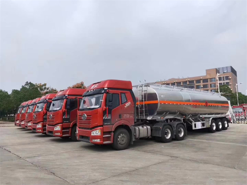 解放J6P460馬力，標(biāo)載33噸鋁合金半掛運(yùn)油車茂名批量發(fā)車