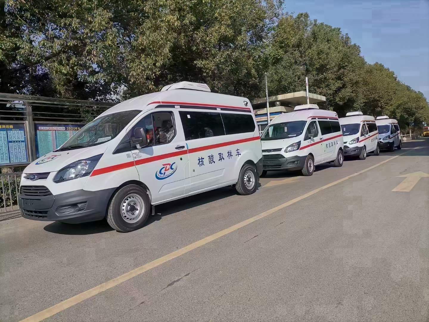 程力醫(yī)療救援車廠第100臺(tái)福特核酸檢測(cè)車順利下線