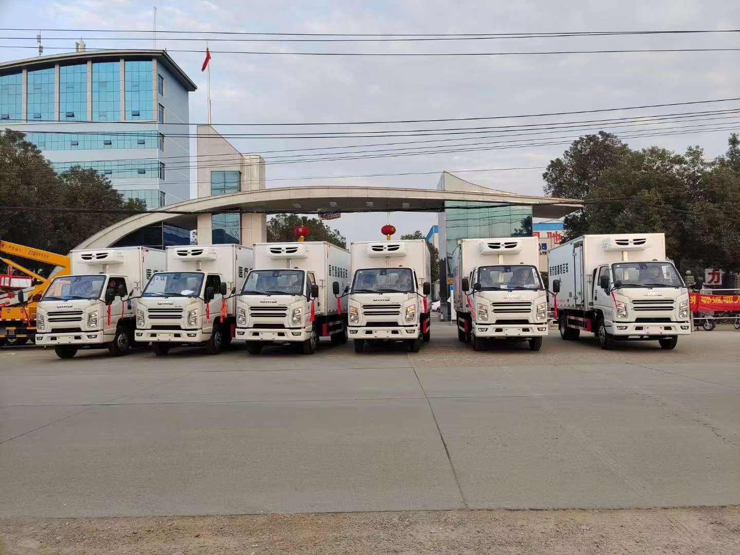 疫情肆虐全國，救護車，核酸檢測車，醫(yī)療廢物轉(zhuǎn)運車廠家加班加點