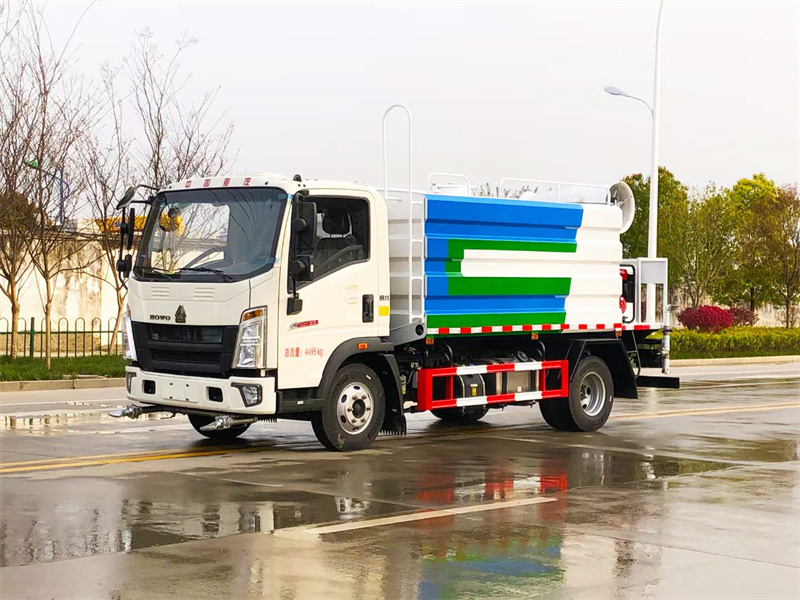 藍牌重汽豪沃輕卡多功能抑塵車