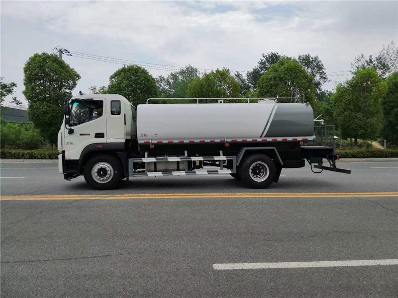 程力灑水車廠家大降價(jià)限300臺(tái)