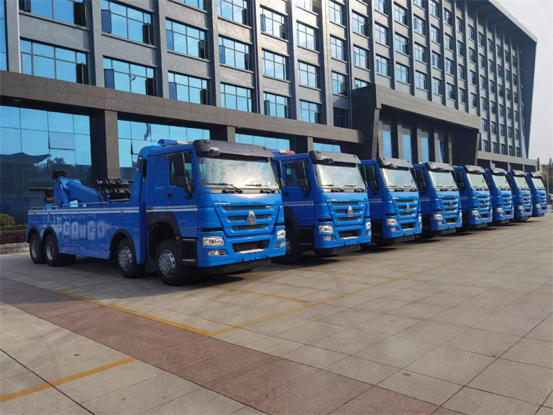 程力清障車(chē)廠(chǎng)50輛重汽豪沃拖吊連體清障車(chē)首批發(fā)往非洲