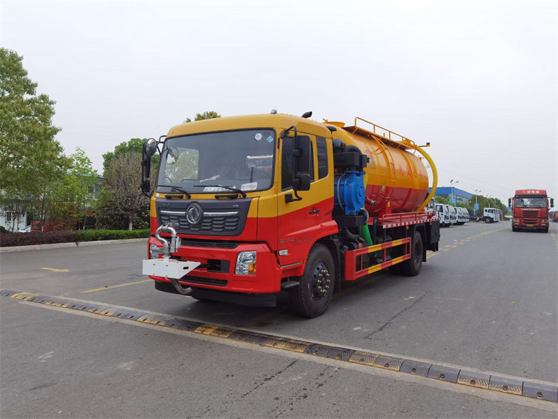 東風(fēng)天錦15方清洗吸污車帶灑水功能